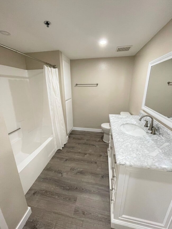 Building Photo - Remodeled Condo in Central Oxnard Gated Community!
