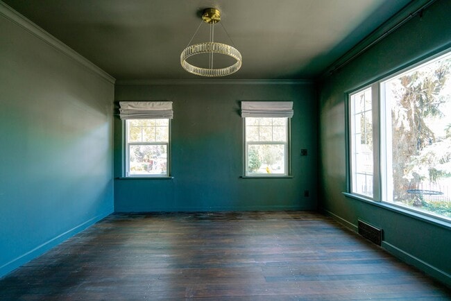 Building Photo - Charming 4 Bed, 2/5 Bath East Bench House