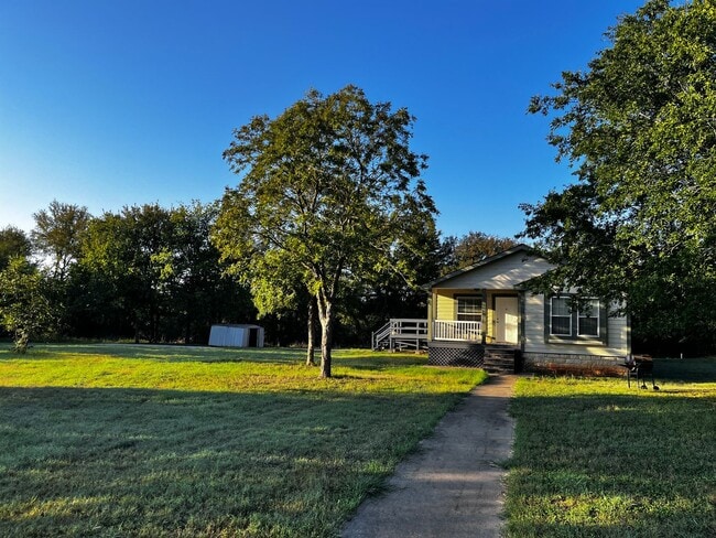 Building Photo - Life on a Ranch - 3/2