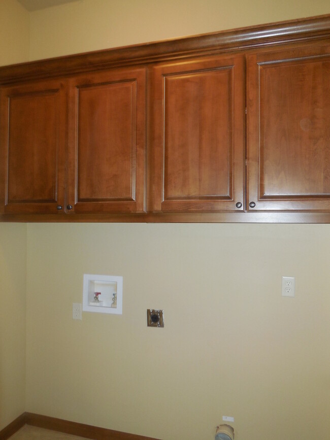 Building Photo - Fully Furnished Three Bedroom, Two Bathroo...