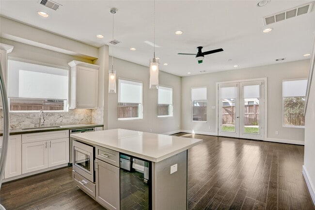 Building Photo - 2413 Chapman St