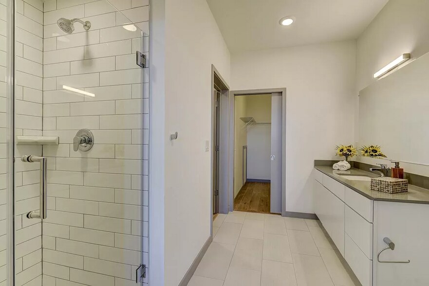 Guest Bathroom facing the guestroom walkin closet - 400 Herron Dr