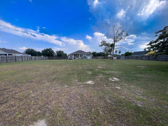 Building Photo - Pet Friendly 3BR/2BA Home on 1 acre in SW Gainesville - available Mid-October!