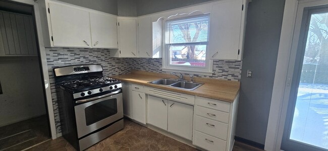 Building Photo - South Shores! 3 bedroom, 1 bath, 2 car garage!