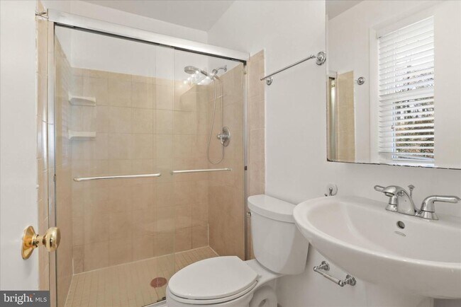 Building Photo - 3838 Glenbrook Rd