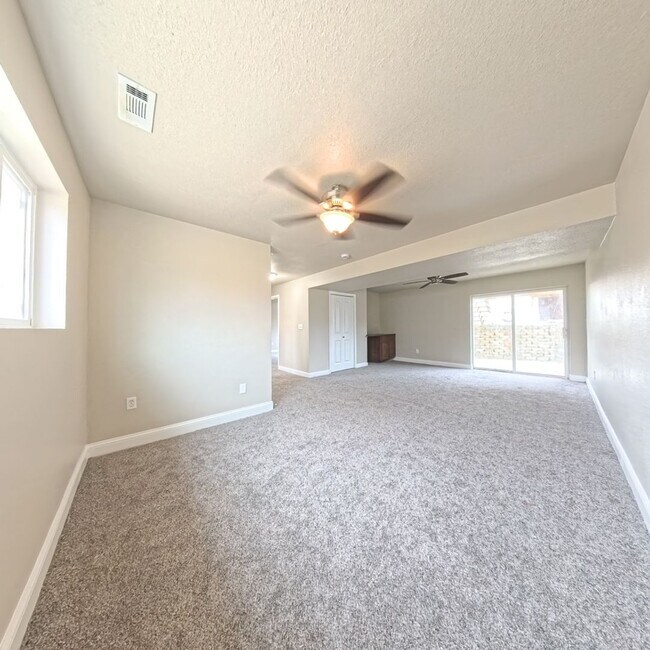 Building Photo - Charming 3 bedroom 2 bathroom home