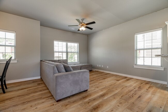 Building Photo - Updated 3-bedroom 2.5 bath Townhome in Fay...