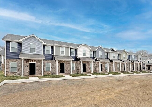 Primary Photo - 1115-F5 Hillwood Dr
