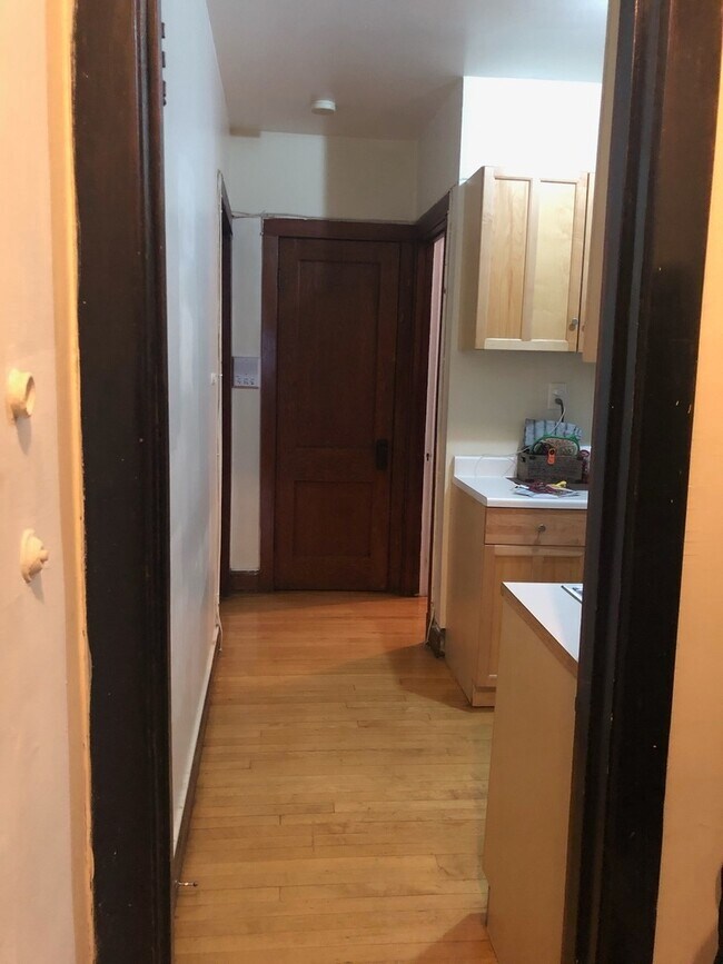 Building Photo - 1415 W Cornelia Ave