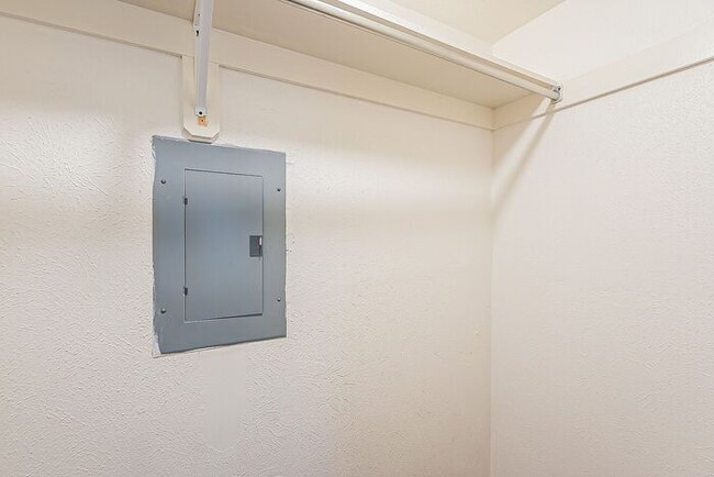 Building Photo - Spacious Upper-Level Retreat Minutes from TMC & St. Joseph’s