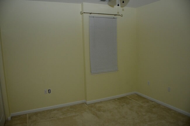 Building Photo - ENJOY CAREFREE LIVING AT IT'S BEST W/ PRIME LOCATION NEAR TOWN CENTER!!