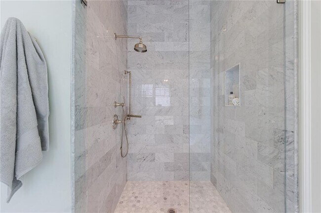Building Photo - 2717 Skyland Dr NE