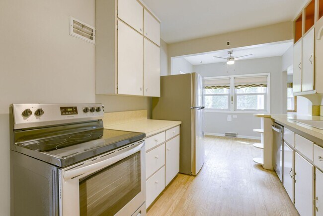 Building Photo - Happy Hollow 3 Bedroom!!