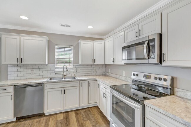 Building Photo - Spacious Cane Bay Home with Pond Views!