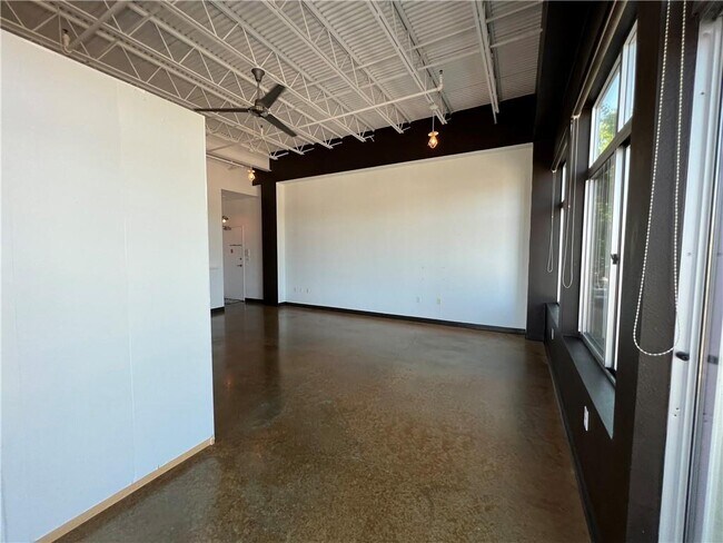 Building Photo - 2401 E 6th St