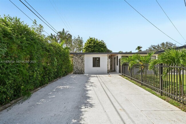 Building Photo - 5152 SW 6th St