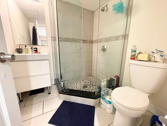 Building Photo - Beautiful 6 Bed Condo Style Apartment Available 9/1/26