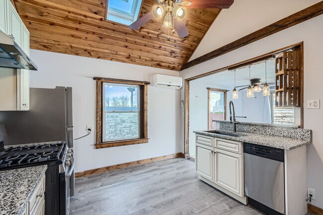 Building Photo - 3147 N Spaulding Ave