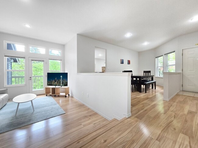 Building Photo - Spacious 3-Bed, 3-Bath Home with Lower Level Bedrooms, Patio, and Garage Near Factoria Mall & Dow...