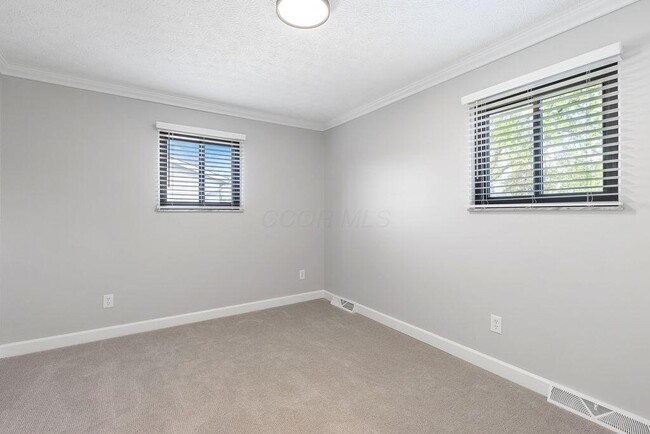 Building Photo - 554 Pointview Dr