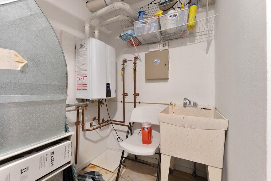 Building Photo - 7600 Bayshore Dr