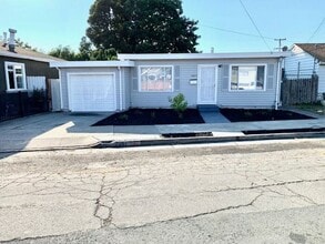 Building Photo - Great 3 bed 1.5 bath House with Garage in ...