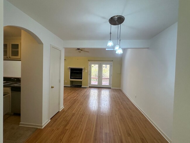 Building Photo - Impressive 2 Bedroom 2 Bathroom Townhome i...