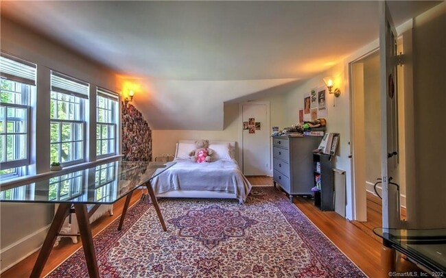 Building Photo - 96 Kings Hwy N