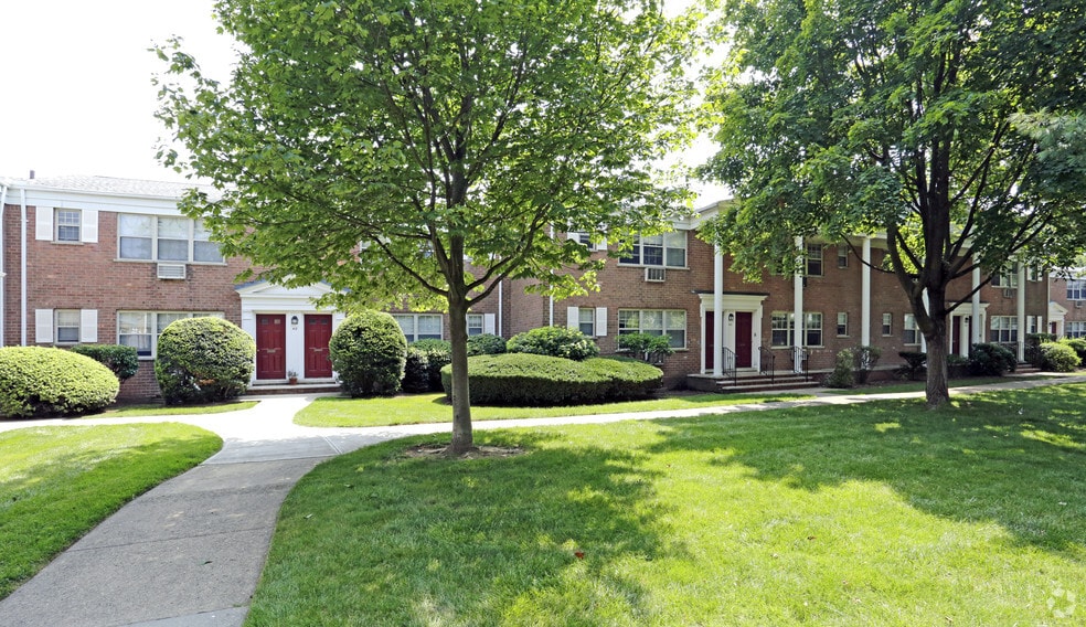 Primary Photo - Summit Manor