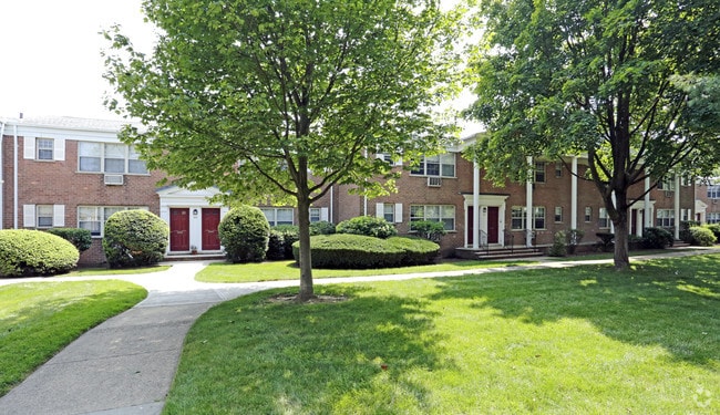 Building Photo - Summit Manor