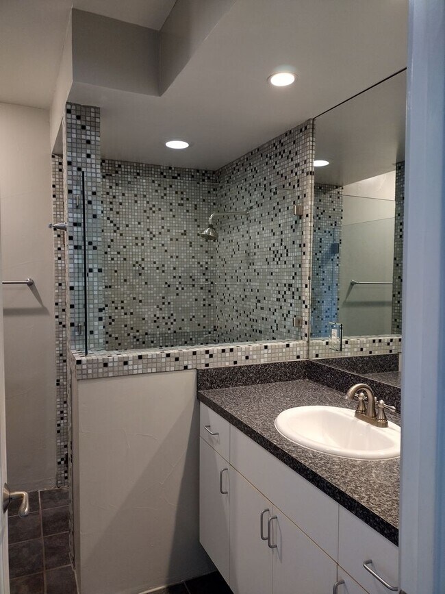 Building Photo - 558-560-562 Calle Abronia S