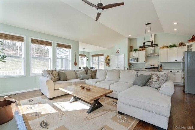 Building Photo - 861 Lattintown Rd