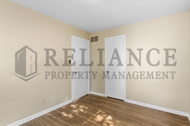 Building Photo - 1701 N Floberta Rd