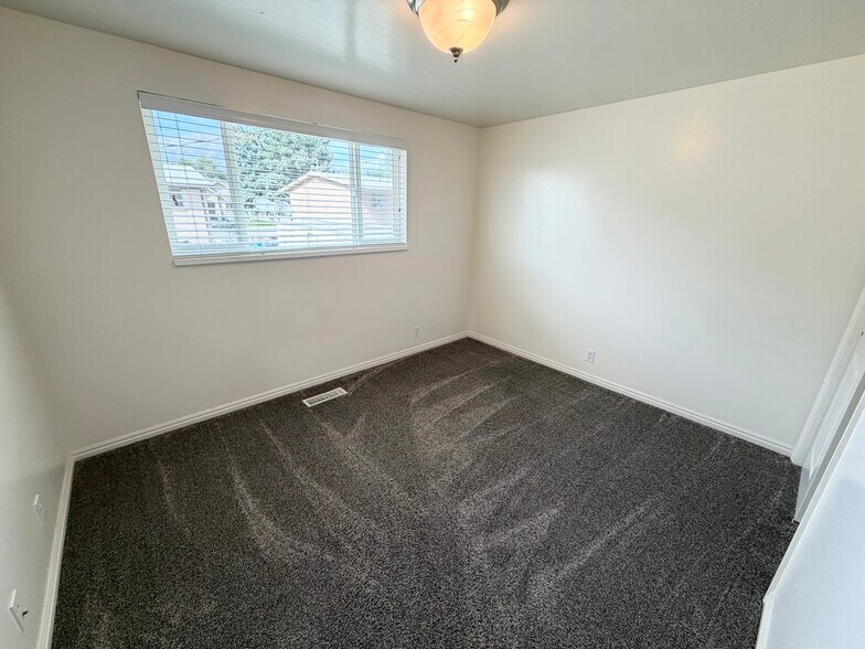 Building Photo - 1627 S 740 E