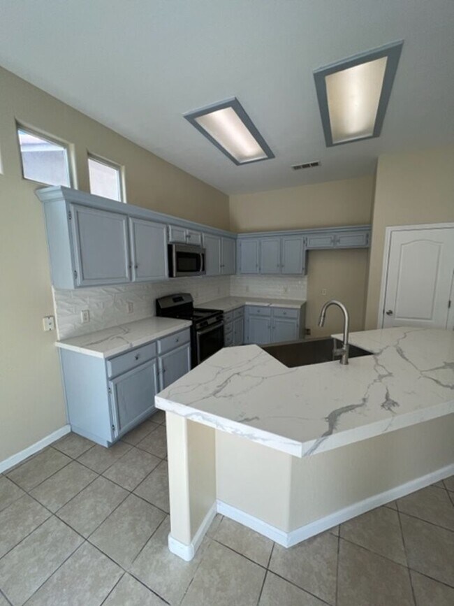 Building Photo - Southwest Bakersfield 4 Bedroom Home