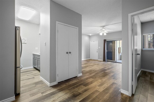 Building Photo - 7065 N Holiday Dr