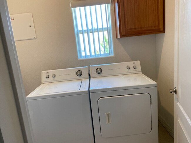 Building Photo - 3 BR + Bonus, Fully furnished, Includes Ut...