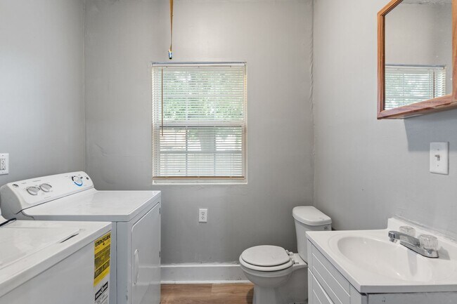 Building Photo - Updated and Move-In Ready 3-Bedroom Home