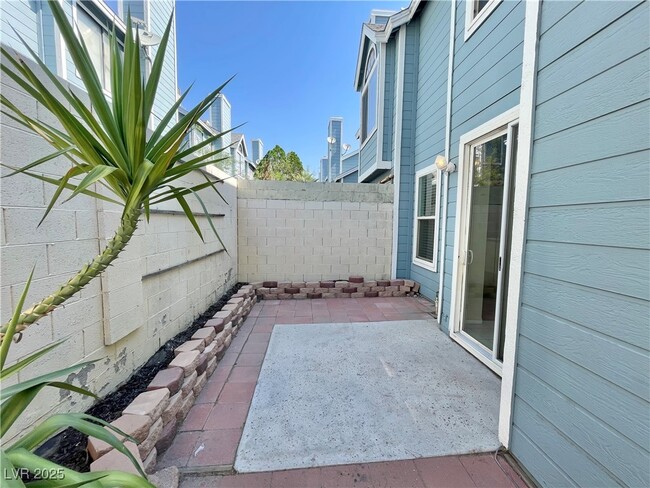 Building Photo - 3241 Symphony Dr