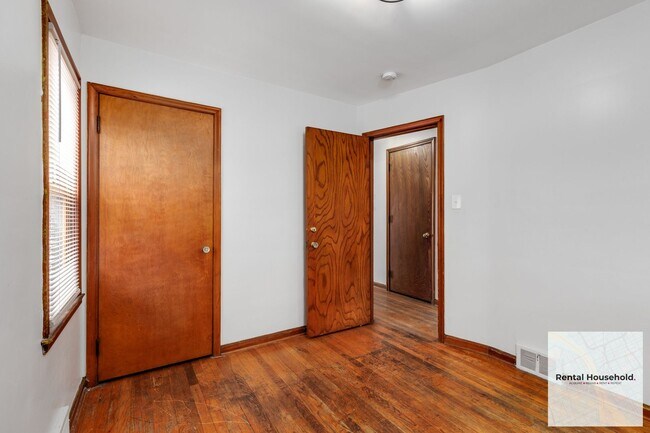 Building Photo - ~ 3 BEDROOM 1 BATH BUNGALOW SECURTIY DEPOSIT SPECIAL ~$500