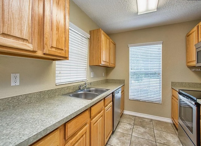 Building Photo - Charming 3/2 with large fenced yard!