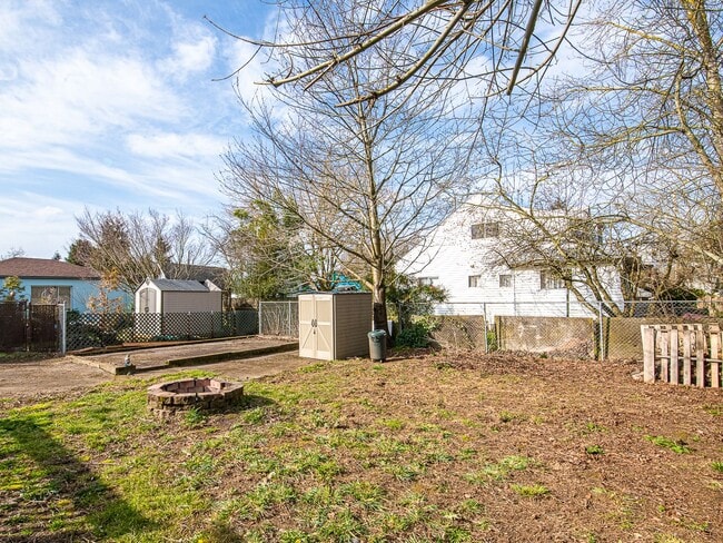 Building Photo - $500 off 1st month! Adorable 3-bdrm/1-bath in Kenton. Hardwoods, deck, W/D, huge fenced backyard,...