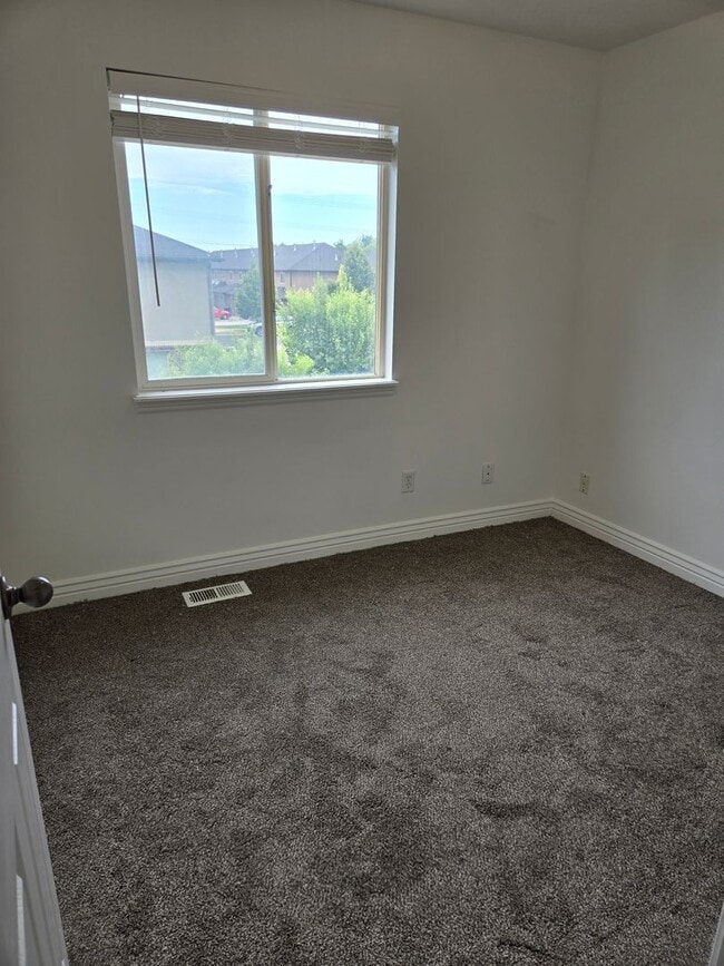 Building Photo - Beautiful 4 Bed, 2.5 Bath Townhome in Prim...
