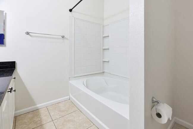 Building Photo - Bradenton 3BR/2BA – Newly Remodeled, 3rd F...