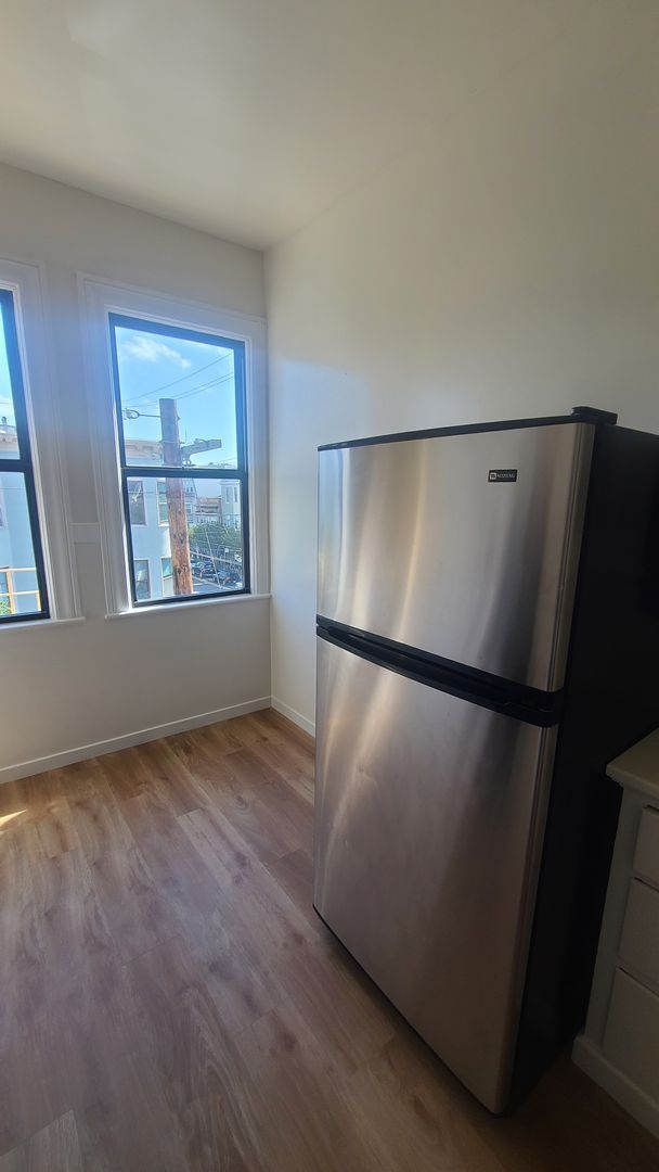 Building Photo - Full of Natural Light & Character Apt in N...