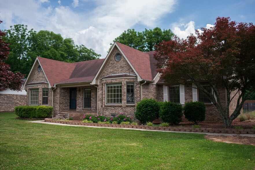 Building Photo - 140 Thomas Dr