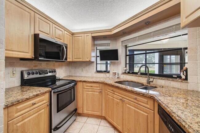 Building Photo - 5851 Parkwalk Dr