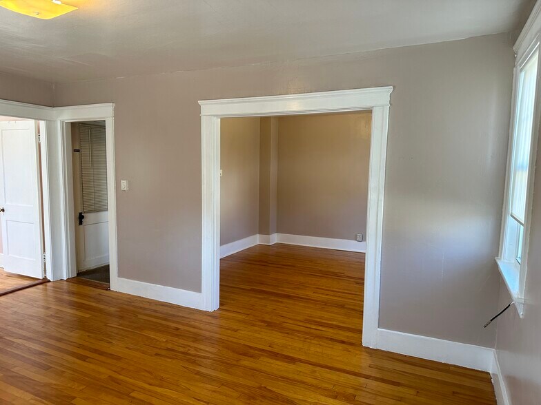 Building Photo - 8 Lamar Ave