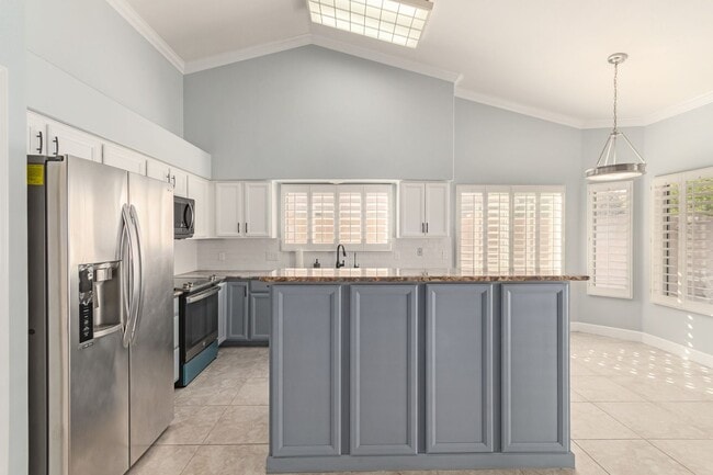 Building Photo - 4 bed 2 bath Stunner w/ Sparkling Pool
