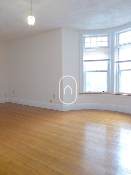 Building Photo - 1693 Beacon St
